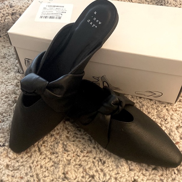 *SOLD* NEW Loretta Flats ~ Black Slip on Mules ~ Size 8 - Picture 1 of 8
